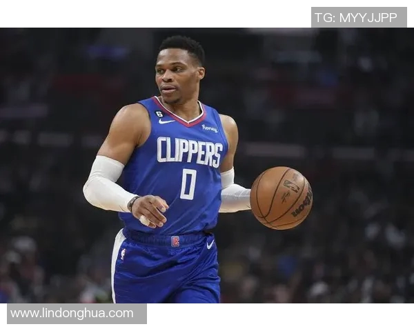 布鲁克洛佩斯如何在NBA赛场上重塑自我与球队角色