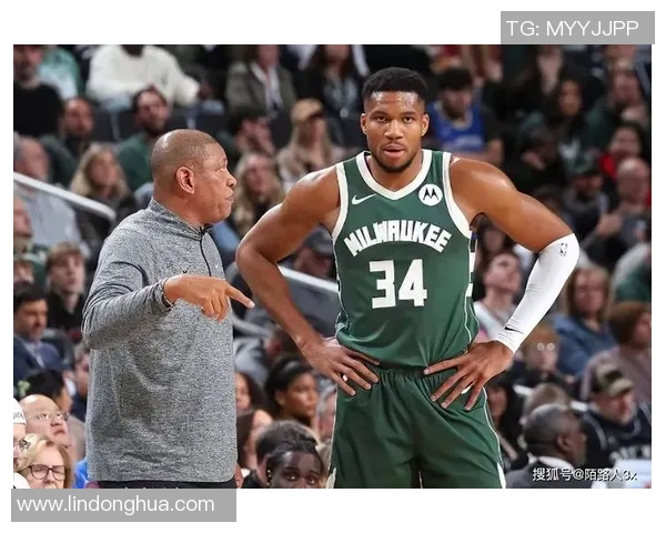 字母哥愤怒撕毁球衣雄鹿惨败更衣室内冲突升级引发关注