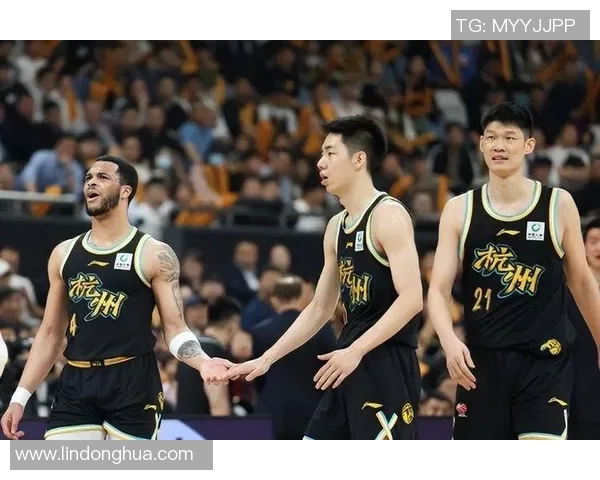 火箭队与上海大鲨鱼首发阵容对决精彩瞬间回顾与分析 火箭队与上海大鲨鱼首发阵容对决精彩瞬间回顾与分析